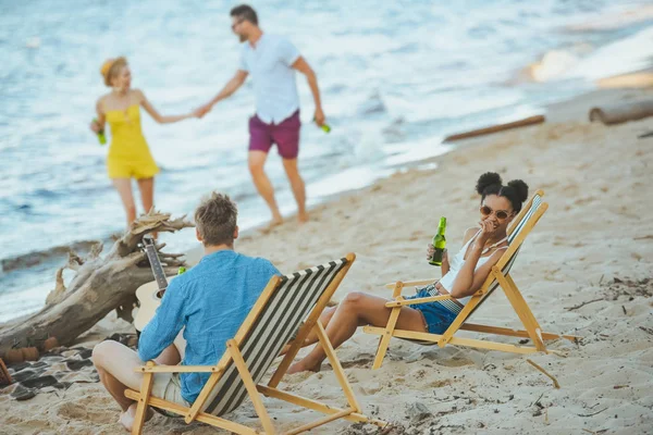 Selective Focus Multicultural Young Friends Spending Time Together Sandy Beach — Free Stock Photo