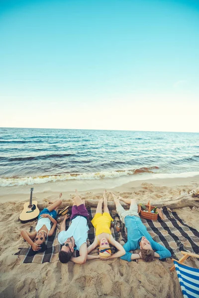 Багаторасові Молоді Люди Лежать Ковдрі Проводячи Час Піщаному Пляжі — стокове фото