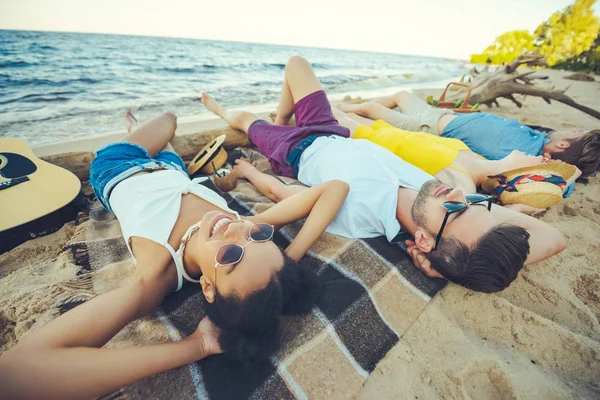 Επιλεκτική Εστίαση Πολυφυλετικής Νέων Ξαπλωμένη Κουβέρτα Ξοδεύοντας Χρόνο Αμμώδη Παραλία — Φωτογραφία Αρχείου