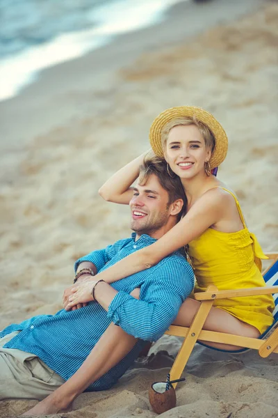 Vista Lateral Pareja Joven Descansando Playa Día Verano — Foto de stock gratis