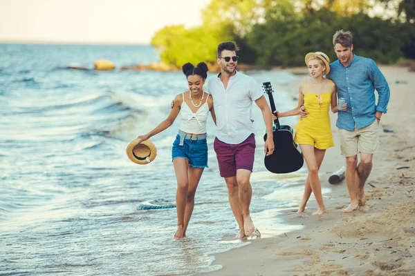 Groupe Multiethnique Amis Avec Guitare Acoustique Marchant Ensemble Par Mer — Photo