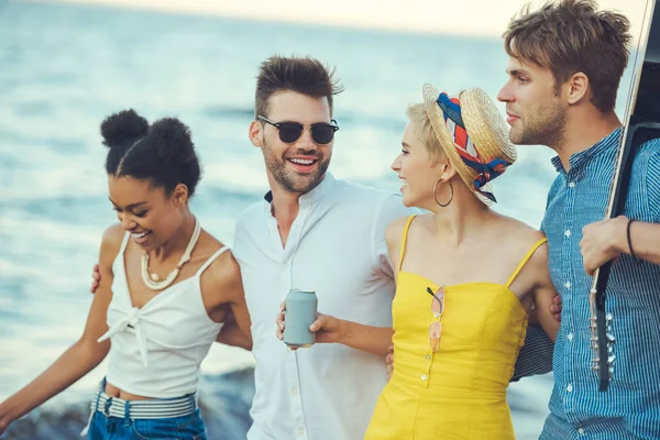 Multiethnic Group Friends Acoustic Guitar Walking Together Sea — Stock Photo, Image