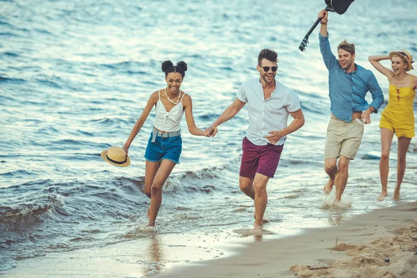 Grupo Multiétnico Amigos Con Guitarra Acústica Caminando Juntos Por Mar — Foto de Stock