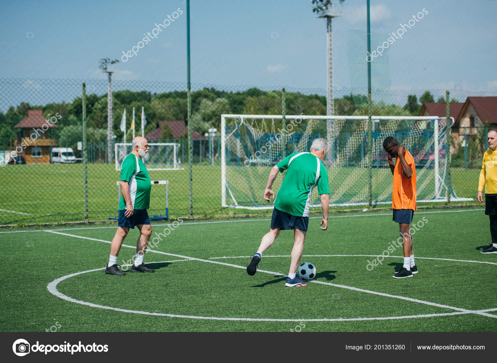 Visão Parcial Amigos Idosos Multiculturais Jogando Futebol Juntos fotos,  imagens de © ArturVerkhovetskiy #201352150