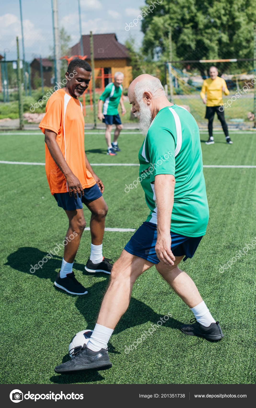 Pessoas De Idades Diferentes Jogando Futebol Imagem de Stock - Imagem de  avô, homem: 197909461