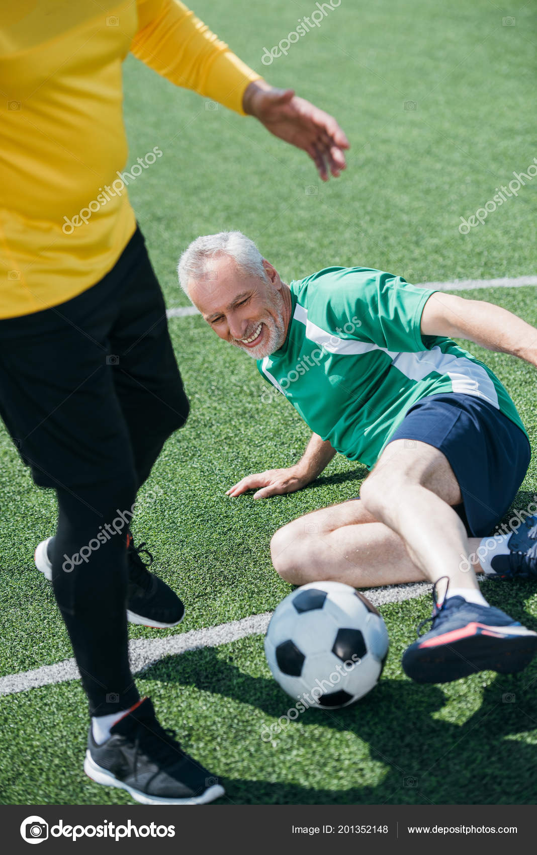 Pessoas De Idades Diferentes Jogando Futebol Imagem de Stock - Imagem de  avô, homem: 197909461