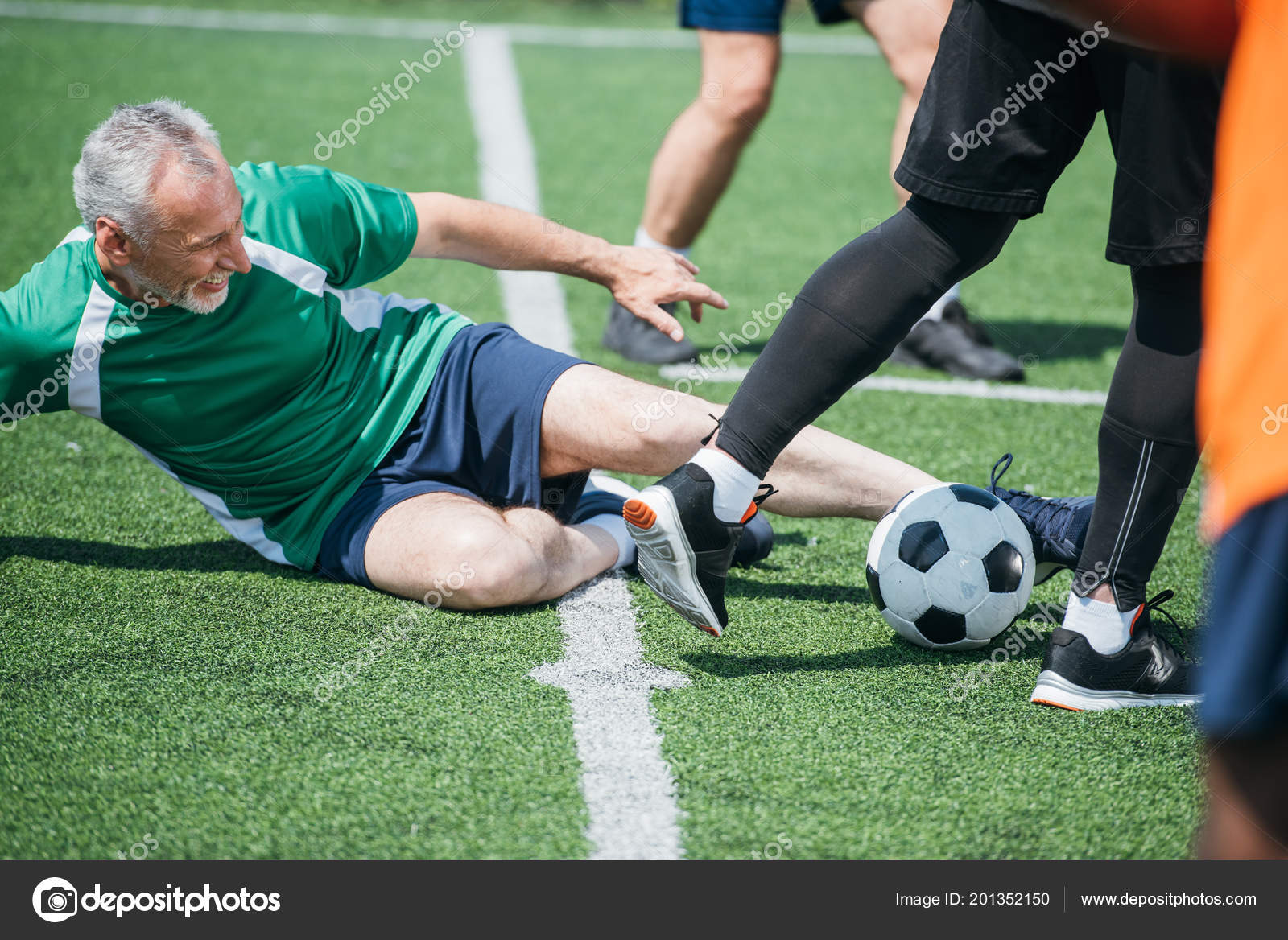 Visão Parcial Amigos Idosos Multiculturais Jogando Futebol Juntos fotos,  imagens de © ArturVerkhovetskiy #201352150