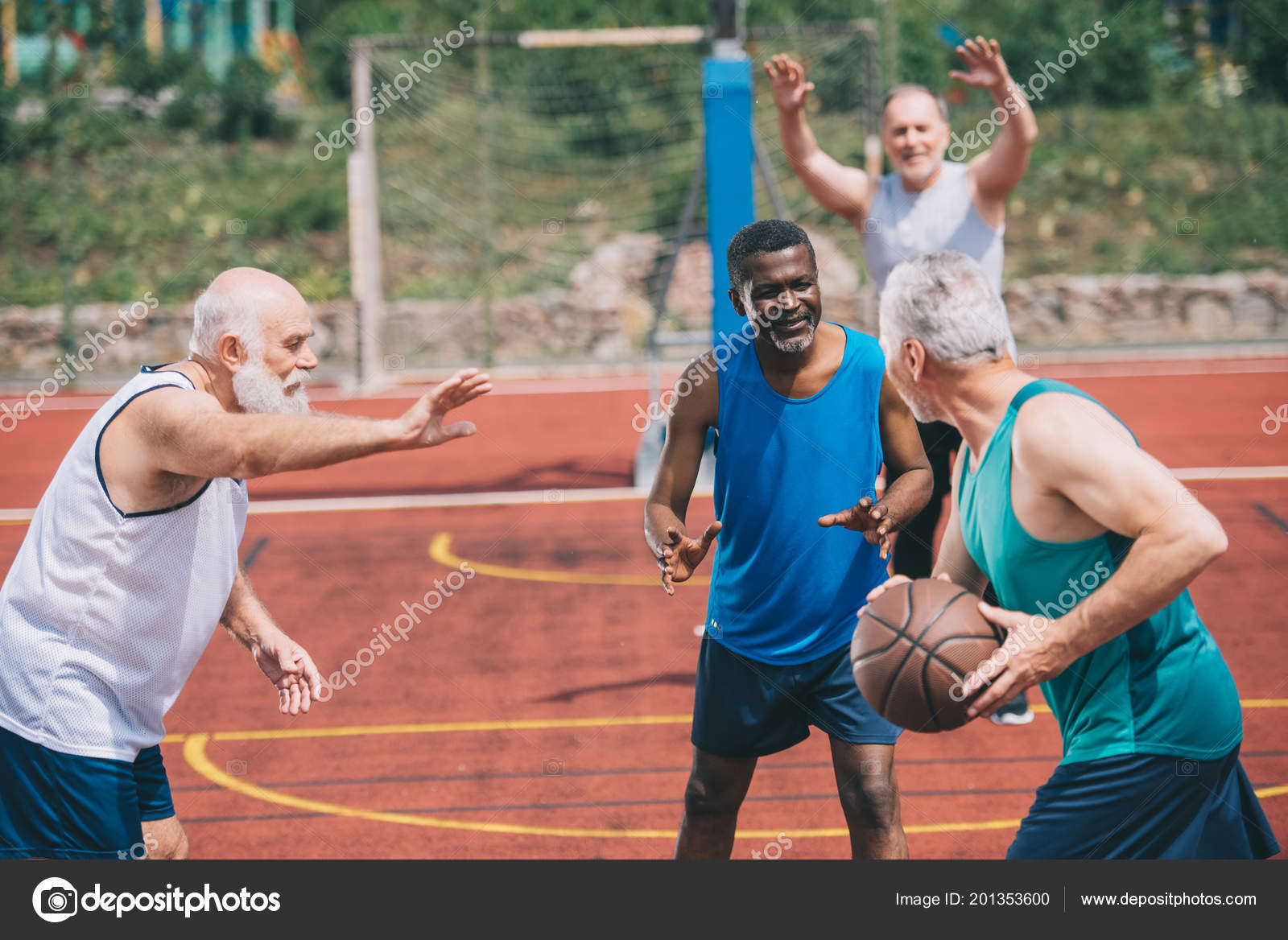 Grupo de pessoas multiétnicas jogando basquete na quadra