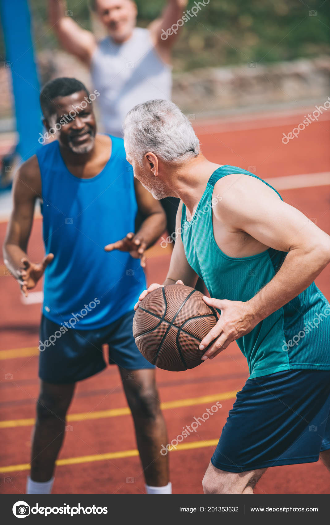 Pessoas jogando basquete imagem gerada por ia