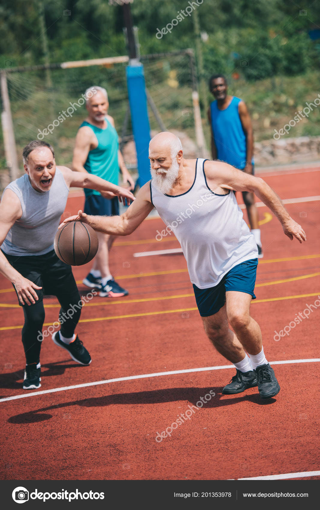 Interracia Idosos Desportistas Jogar Basquete Juntos Parque