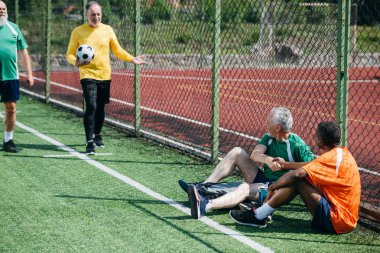 Interracial yaşlı futbolcuların yeşil sahada maç sonra