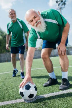 seçici odak yaşlı erkekler futbol futbol topu yeşil alanı ile Tekdüzen boncuklu