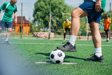 çok kültürlü yaşlı arkadaş birlikte futbol oynamaya kısmi görünümü