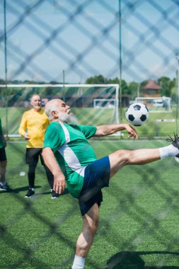 yaşlı erkeklerin sahada futbol oynarken kısmi görünümü