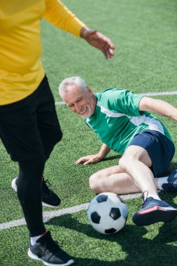 yaşlı erkeklerin sahada futbol oynarken kısmi görünümü