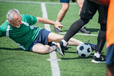 çok kültürlü yaşlı arkadaş birlikte futbol oynamaya kısmi görünümü