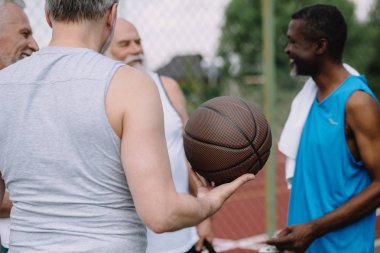 seçici odak grup çok ırklı eski sporcular oyun basketbol topu ile