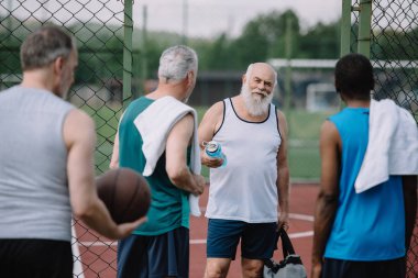 seçici odak grup çok ırklı eski sporcular oyun basketbol topu ile