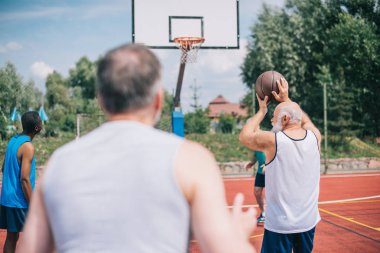 seçici odak birlikte sahada basketbol Interracial yaşlı sporcular