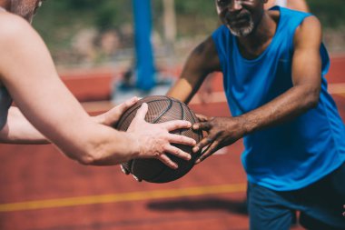eski dostum, Afro-Amerikan basketbol topu veren adamın kısmi görünümü
