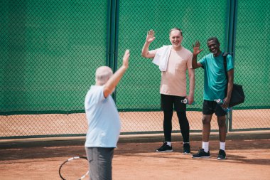 çok ırklı eski erkek arkadaşı kortunda tenis raketi ile tebrik
