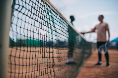 seçici odak tokalaşırken sahada tenis oynadıktan sonra arkadaş