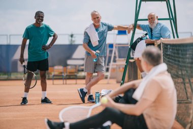 seçici odak eski çok ırklı arkadaşlar tenis kortunda yaz gününde