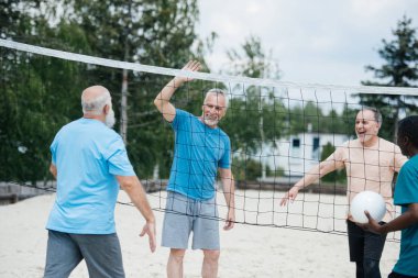 yaz günü sahilde voleybol oynarken çok kültürlü eski dostlar