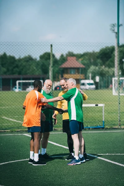 Interracial Elderly Football Players Match Green Field — Stock Photo, Image