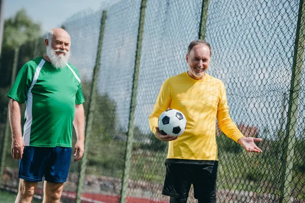 Retrato Velhos Homens Sorridentes Uniforme Futebol Com Bola Futebol Campo — Fotografia de Stock Grátis