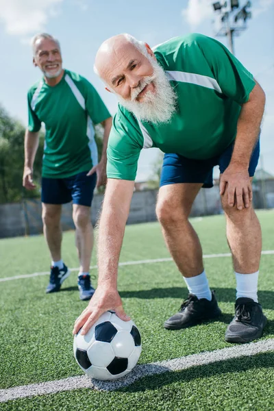 高齢者の選択的な焦点ビーズ サッカー グリーン フィールド上にサッカー ボールとユニフォームの男性 — ストック写真