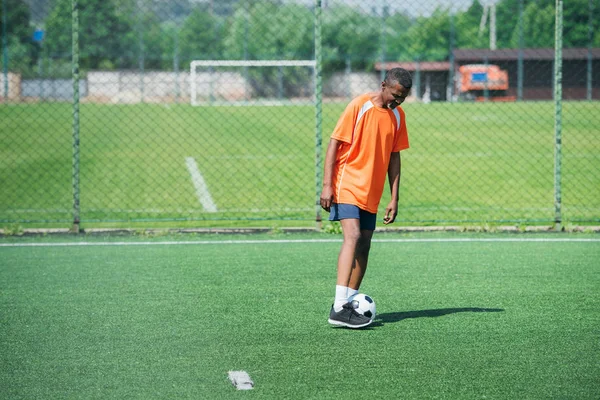 アフリカ系アメリカ人の年配の男とサッカー ボールのフィールドでのトレーニング — ストック写真