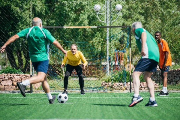 Focus Selettivo Amici Anziani Multiculturali Che Giocano Calcio Insieme — Foto Stock