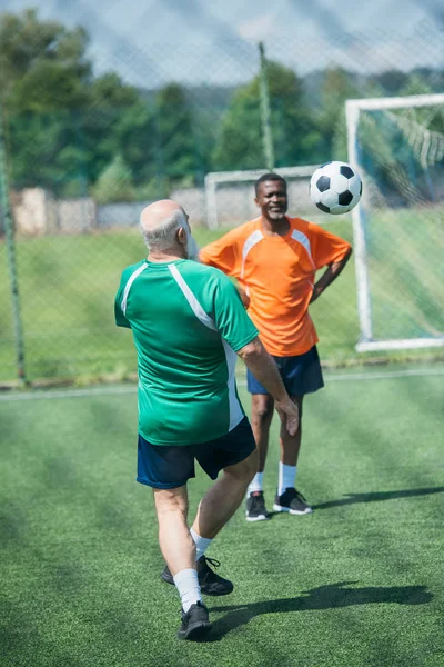 Vieil Homme Multiracial Jouant Football Ensemble Sur Terrain Vert — Photo gratuite