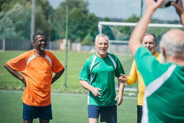 Foco Seletivo Velhos Amigos Multirraciais Com Bola Futebol Campo Verde — Fotografia de Stock Grátis