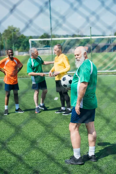 Foco Seletivo Velhos Amigos Multirraciais Com Bola Futebol Campo Verde — Fotografia de Stock Grátis