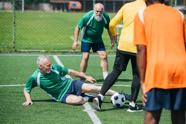 Částečný Pohled Multikulturní Starších Přátel Spolu Hrají Fotbal — Stock fotografie
