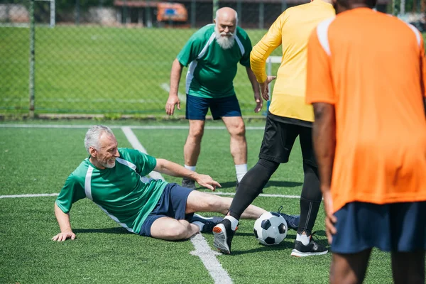 Vista Parziale Amici Anziani Multiculturali Che Giocano Calcio Insieme — Foto Stock