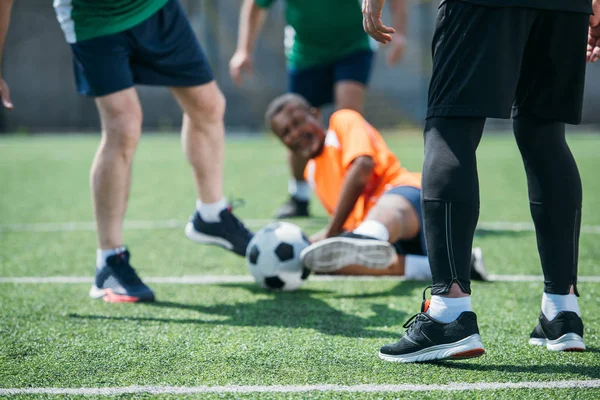 Vista Parziale Amici Anziani Multiculturali Che Giocano Calcio Insieme — Foto Stock