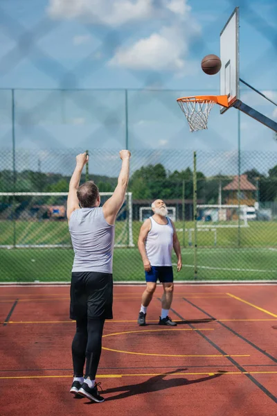 Starší Muži Společně Hrát Basketbal Hřišti Letním Dni — Stock fotografie