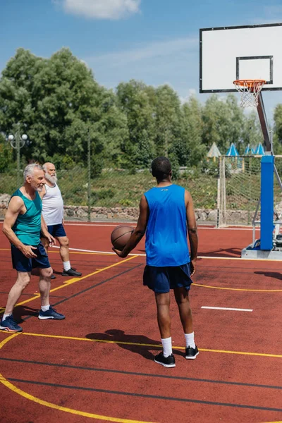 Mnohonárodnostní Starších Mužů Společně Hrát Basketbal Hřišti Letním Dni — Stock fotografie zdarma