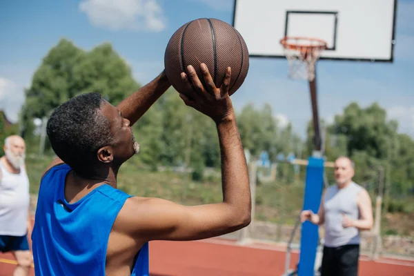 Mnohonárodnostní Starších Mužů Společně Hrát Basketbal Hřišti Letním Dni — Stock fotografie