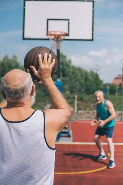 Oudere Mannen Spelen Basketbal Samen Speelplaats Zomerdag — Gratis stockfoto