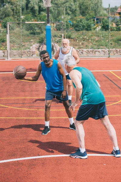 Hombres Ancianos Multirraciales Jugando Baloncesto Juntos Patio Recreo Día Verano — Foto de Stock