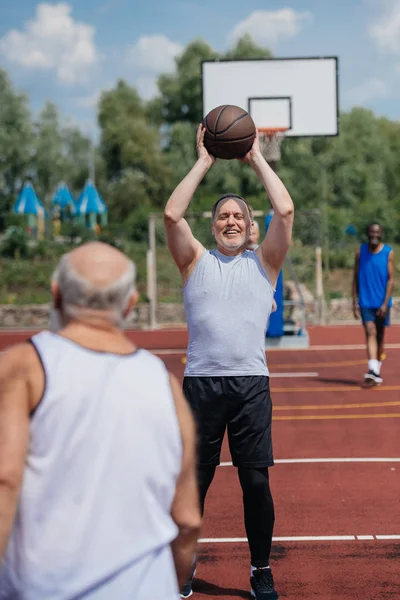 Enfoque Selectivo Viejos Amigos Multiétnicos Jugando Baloncesto Día Verano —  Fotos de Stock