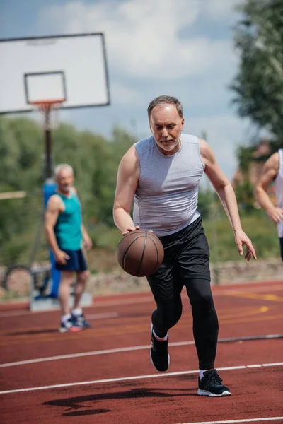 Foco Seletivo Velhos Amigos Jogando Basquete Dia Verão — Fotografia de Stock