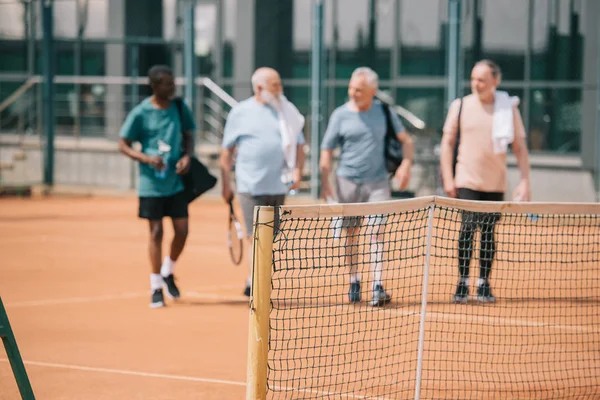 Selektiver Fokus Multiethnischer Älterer Freunde Mit Tennisausrüstung Auf Dem Platz — Stockfoto