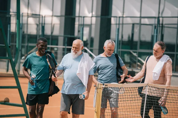 Retrato Amigos Ancianos Multirraciales Sonrientes Con Equipo Tenis Cancha —  Fotos de Stock