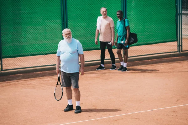 Многорасовые Пожилые Мужчины Стоящие Теннисном Корте — Бесплатное стоковое фото
