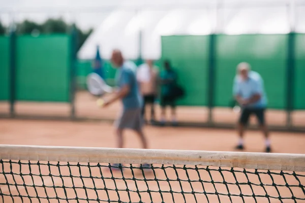 Enfoque Selectivo Los Jugadores Red Tenis Que Juegan Tenis Cancha — Foto de stock gratuita